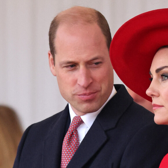 Voilà pourquoi le prince de Galles et son épouse Kate Middleton mettent un point d'honneur à inculquer à George, Charlotte et Louis, une éducation rigoureuse.
Le prince William et Kate Middleton - Cérémonie de bienvenue du président de la Corée du Sud à Horse Guards Parade à Londres, le 21 novembre 2023.
