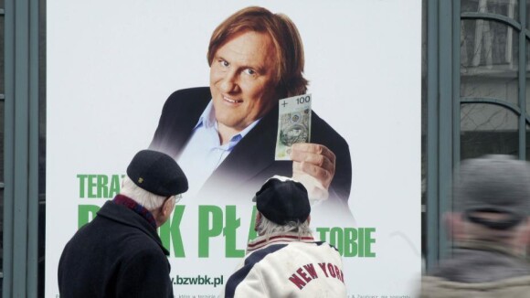 Regardez Gérard Depardieu dans une curieuse pub pour une banque !