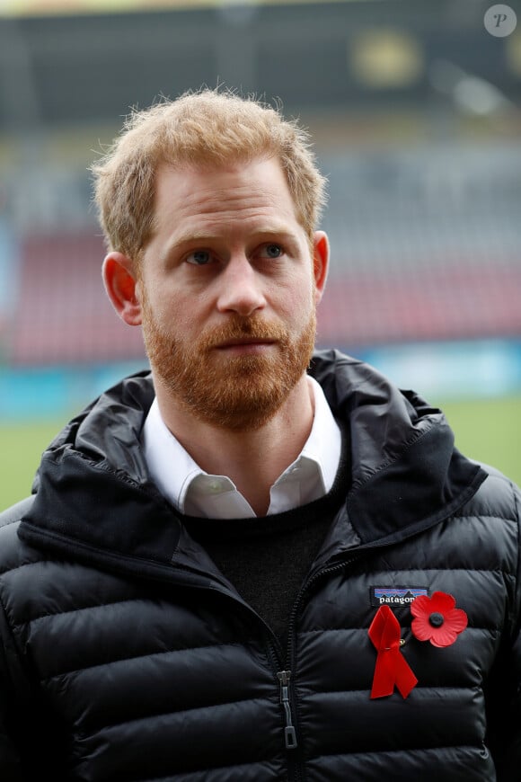 Le prince Harry, duc de Sussex, lors d'un événement avec la "Terrence Higgins Trust" dans un stade à Twickenham, à l'occasion de la semaine de sensibilisation au dépistage du Sida.