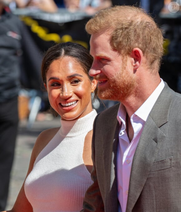 Quand il rend visite à sa famille, le prince Harry est rarement accompagné de son épouse Meghan Markle ou de leurs enfants, Archie et Lilibet.
Le prince Harry, duc de Sussex et Meghan Markle, duchesse de Sussex, arrivent à l'hôtel de ville pour l'événement Invictus Games Dusseldorf 2023 One Year to Go, à Düsseldorf, Allemagne, le 6 septembre 2022. 