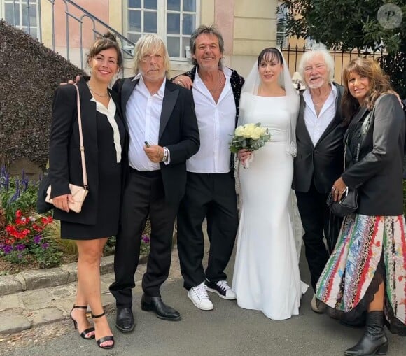 Jean-Luc Reichmann a partagé plusieurs photos du mariage de Hugues Aufray avec sa femme Murielle sur Instagram.