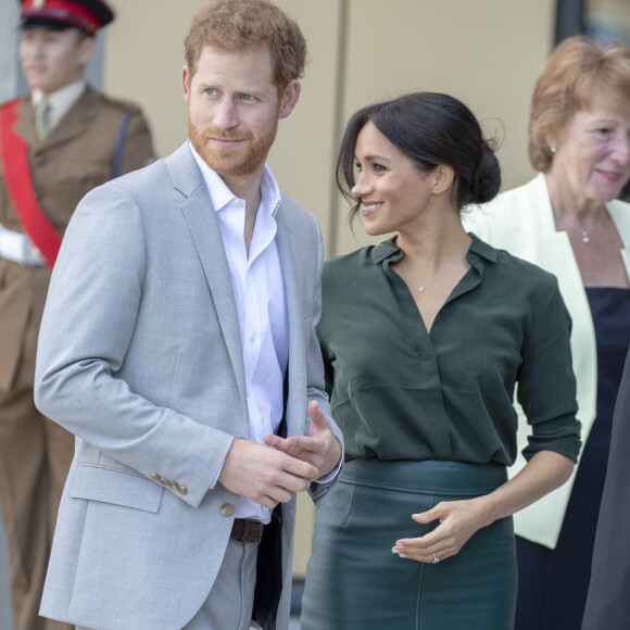 Heureusement, aujourd'hui, les règles ne sont plus les mêmes.
Le prince Harry, duc de Sussex, et Meghan Markle, duchesse de Sussex, inaugurent l'université technologique à Bognor Regis. C'est leur première visite dans le comté de Sussex depuis leur mariage. Le 3 octobre 2018 