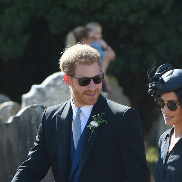 Une liberté qui les rend heureux ! 
Le prince Harry, duc de Sussex, et Meghan Markle, duchesse de Sussex, au mariage de Charlie Van Straubanzee et Daisy Jenkins en l'église Saint-Marie-La-Vierge à Frensham, le 4 août 2018.