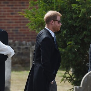 Le prince Harry, duc de Sussex, et Meghan Markle, duchesse de Sussex, au mariage de Charlie Van Straubanzee et Daisy Jenkins en l'église Saint-Marie-La-Vierge à Frensham, le 4 août 2018. 