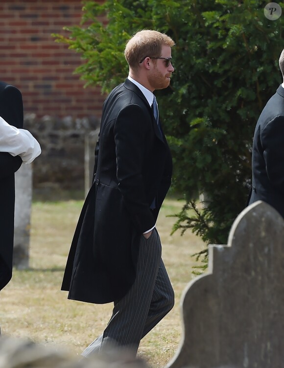 Le prince Harry, duc de Sussex, et Meghan Markle, duchesse de Sussex, au mariage de Charlie Van Straubanzee et Daisy Jenkins en l'église Saint-Marie-La-Vierge à Frensham, le 4 août 2018. 
