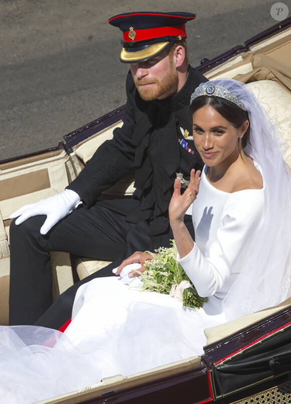 Les chèques sont également interdits, même en cas de mariage.
Le prince Harry, duc de Sussex, et Meghan Markle, duchesse de Sussex, en calèche au château de Windsor après la cérémonie de leur mariage au château de Windsor, Royaume Uni, le 19 mai 2018. 