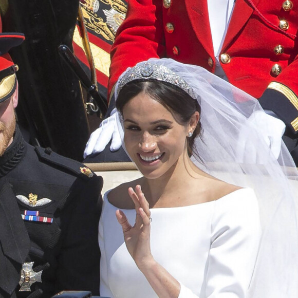 Pour leur mariage, ils ont dû renvoyer plus de 7 millions de livres de cadeaux ! 
Le prince Harry, duc de Sussex, et Meghan Markle, duchesse de Sussex, en calèche au château de Windsor après la cérémonie de leur mariage au château de Windsor, Royaume Uni, le 19 mai 2018. 