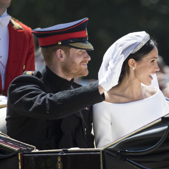 Le prince Harry, duc de Sussex, et Meghan Markle, duchesse de Sussex, en calèche à la sortie du château de Windsor après leur mariage le 19 mai 2018 