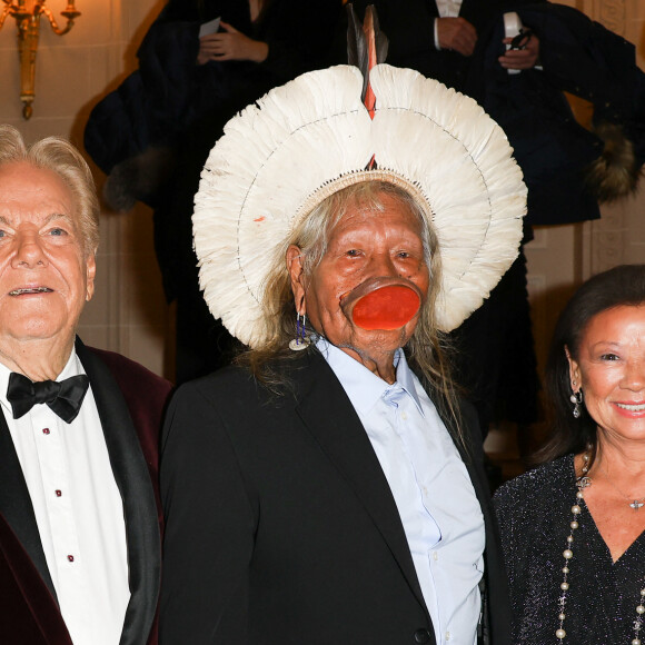 Le chef Raoni Metuktire, grand chef du peuple Kayapo, a quant a lui reçu un Best d'honneur.
Massimo Gargia, Raoni Metuktire et Jeanne d'Hauteserre - 46e édition du Gala "Best Awards" à l'hôtel Georges V à Paris le 11 décembre 2023. © Coadic Guirec / Bestimage