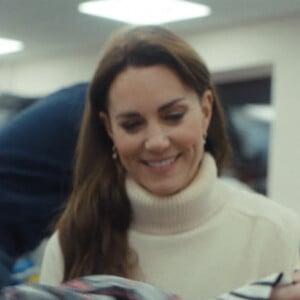 En effet, Kate Middleton vient de sortir elle-même une vidéo de charité.
Catherine (Kate) Middleton, princesse de Galles, et ses enfants, le prince George de Galles, la princesse Charlotte de Galles, et le prince Louis de Galles, aident à préparer des sacs-cadeaux de Noël pour des familles au seuil de la pauvreté. 