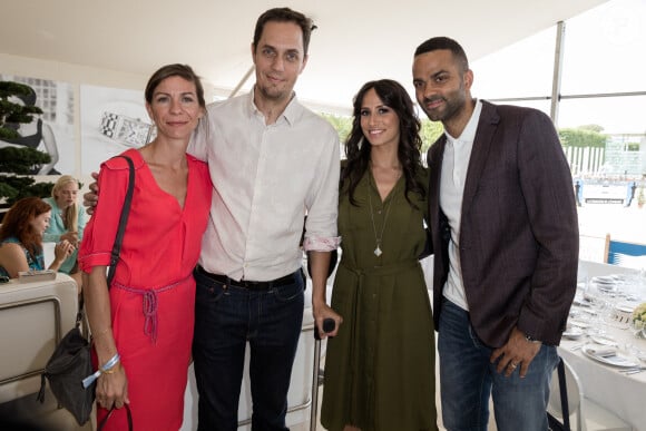 Des "imperfections" qui rendent donc, d'une certaine manière, son couple solide.
Grand Corps Malade (Fabien Marsaud) et sa femme Julia et Tony Parker et sa femme Axelle Francine - People lors du Longines Paris Eiffel Jumping au Champ-de-Mars à Paris, le 5 juillet 2015. 