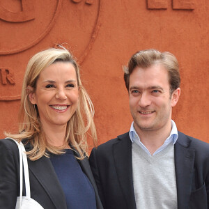 Le temps passe et la journaliste et le violoniste sont toujours aussi épris.
Laurence Ferrari et son mari Renaud Capuçon posant au village des Internationaux de France de tennis de Roland Garros à Paris, le 3 juin 2014.