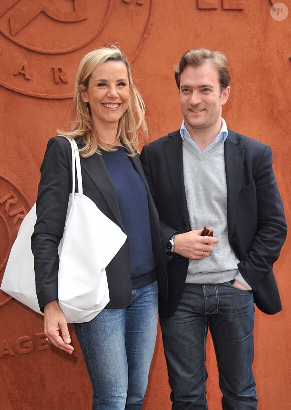 Le temps passe et la journaliste et le violoniste sont toujours aussi épris.
Laurence Ferrari et son mari Renaud Capuçon posant au village des Internationaux de France de tennis de Roland Garros à Paris, le 3 juin 2014.