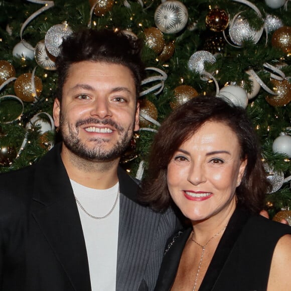 Fondé par Muriel Hattab en 2012, cet organisme vient en aide aux enfants atteints de cancer et à leurs familles par le biais de multiples actions de soutien.
Exclusif - Kev Adams et sa mère Nathalie Smadja - Soirée de gala de l'association "Princesse Margot" à l'hôtel InterContinental Paris - Le Grand. Le 11 décembre 2023. © Christophe Clovis/Bestimage