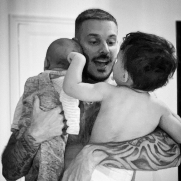 Il a expliqué que sans l'annulation de ses concerts en 2020, il aurait moins profité d'eux.
Tendre moment entre Matt Pokora et ses deux fils Isaiah et Kenna : le chanteur français a vu sa vie être bouleversée par l'arrivée de ses garçons