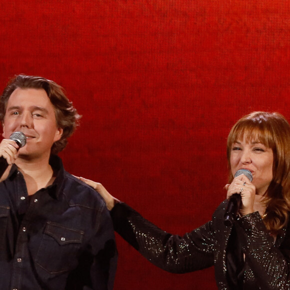 Exclusif - Alex Vizorek et Natasha St-Pier chantent "Jeanne" - Enregistrement de l'émission "Tout le monde chante contre le cancer, les stars relèvent le défi" au Dôme de Paris. Le 22 novembre 2022. © Christophe Clovis-Coadic Guirec / Bestimage