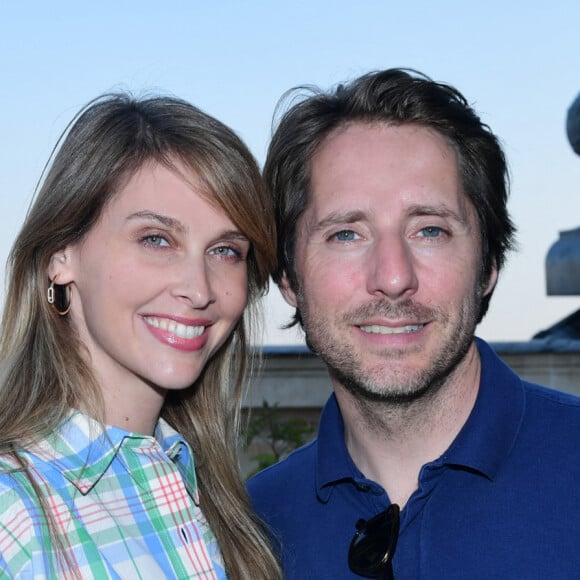 Exclusif - Ophélie Meunier et son mari Mathieu Vergne à la soirée Jardin Secret sur le rooftop de l'hôtel The Peninsula Paris le 7 juin 2023. Dans ce jardin secret, les convives ont pu découvrir en avant-première la carte d'été imaginée par les Chefs de l'hôtel, tout en dégustant les cocktails créations de leur équipe de mixologues, ainsi qu'une sélection inédite de vins dans une atmosphère festive, sur les toits de Paris. Sculptures florales, décorations végétales, artistes, danseurs, musiciens... Ce jardin a créé la surprise, en proposant dans chacun de ses recoins charme et dépaysement. À leur arrivée, les convives ont été interpellés par une gigantesque balançoire littéralement positionnée sur le toit de l'hôtel. Deux artistes habillées de longues robes flottantes au vent se balançaient avec virtuosité au-dessus du vide. Une image marquante de légèreté et de douceur tel un tableau vivant. Telle une bulle de poésie à l'écart du tumulte de la ville, les vins de la Maison CHANEL ont pris place dans ce décor au charme élégant. L'occasion rêvée pour célébrer ce partenariat estival entre le palace parisien et l'indétrônable Maison française. Une collaboration qui prend forme tout au long de la saison, proposant une sélection de vins disponibles sur la carte du Rooftop ainsi que sur la carte du restaurant aux deux étoiles Michelin, L'Oiseau Blanc. © Rachid Bellak / Bestimage 