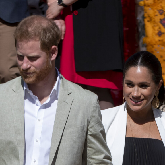Harry et Meghan ont simplement dévoilé des photos de leurs meilleurs moments à deux passés au cours de l'année dans le cadre de leur fondation Archewell
Le prince Harry, duc de Sussex, et Meghan Markle, duchesse de Sussex, enceinte, rencontrent des artisans marocains dans un parc avec des plantes exotique à Rabat, Maroc le 25 février 2019. 