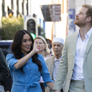 "Au nom de Meghan et Harry, duc et duchesse de Sussex, Archewell Productions et Archewell Foundation, nous vous souhaitons de très joyeuses fêtes de fin d'année. Merci pour tout votre soutien en 2023 !"
Le prince Harry, duc de Sussex, et Meghan Markle, duchesse de Sussex, visitent le quartier de Bo Kaap dit "Cape Malay" au Cap, Afrique du Sud, le 23 septembre 2019. lors d'une visite officielle du couple en Afrique du Sud. Pendant plus de cent ans, différentes communautés ont cohabité dans ce quartier. Le district est devenu réputé pour sa culture, sa musique et sa cuisine dynamiques. En 1966, le gouvernement a déclaré le district 6 réservé aux Blancs et plus de 60 000 habitants ont été déplacés de force et transférés dans le canton de Cape Flats. Le couple a aussi visité le musée du district six (District Six Museum).