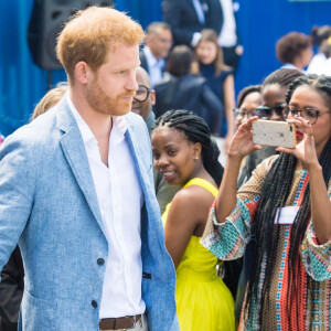 Le prince Harry, duc de Sussex, et Meghan Markle, duchesse de Sussex, visite l'association "Yes" (Youth Employment Service) qui oeuvre pour résoudre le problème du chômage des jeunes en Afrique du Sud. Johannesburg, le 2 octobre 2019. 