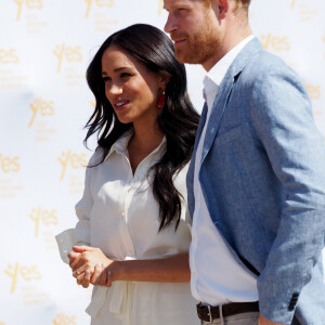 Le prince Harry, duc de Sussex, et Meghan Markle, duchesse de Sussex, rencontrent des jeunes entrepreneurs locaux à Tembisa, Afrique du Sud, le 2 octobre 2019, et prennent connaissance d'initiatives en matière de compétences répondant au défi croissant du chômage auquel font face les jeunes en Afrique du Sud, le dernier jour de leur tournée en Afrique. 