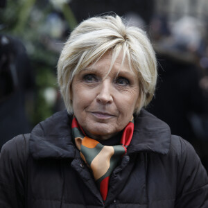 En fait, elle a dû se faire opérer après que les médecins lui aient diagnostiqué un cancer
Evelyne Dheliat - Sorties des obsèques de Jean-Pierre Pernaut en la Basilique Sainte-Clotilde à Paris, France, le 9 mars 2022. © Denis Guignebourg/BestImage