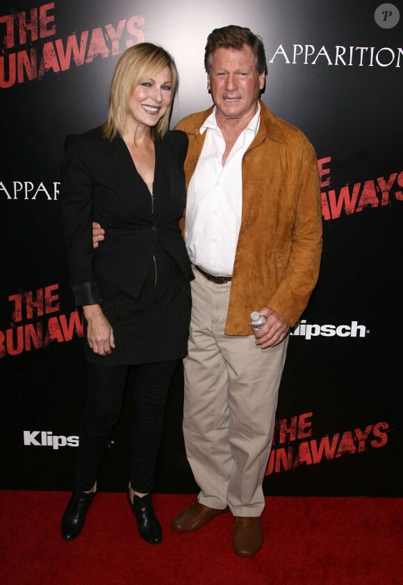 Ryan O'Neal au bras de sa fille Tatum O'Neal, à l'occasion de l'avant-première de The Runaways, qui s'est tenue à l'ArcLight Theatre du Cinerama Dome de Los Angeles, le 11 mars 2010.