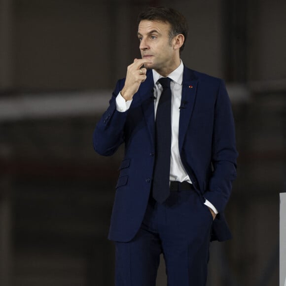 Le président Emmanuel Macron visite le site de Airbus à Toulouse à l'occasion des deux ans du plan d'investissement France 2030 le 11 décembre 2023. © Eliot Blondet / Pool / Bestimage 