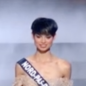  Forcément, quelques internautes n'ont pas trouvé mieux que de commenter en critiquant la coiffure d'Eve Gilles.
Eve Gilles, Miss France 2024
