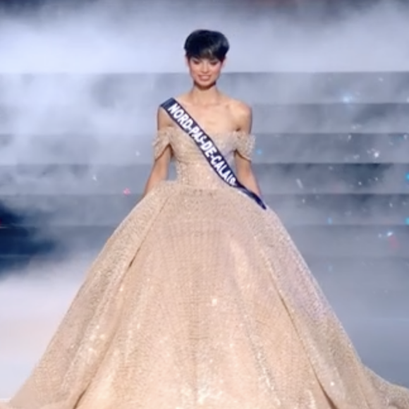  Forcément, quelques internautes n'ont pas trouvé mieux que de commenter en critiquant la coiffure d'Eve Gilles.
Eve Gilles, Miss France 2024