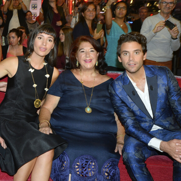 Le chanteur a décidé de lui rendre hommage en relevant le défi qu'elle lui avait lancé avant sa disparition
Info - Décès de la mère du chanteur Mika - Mika avec sa mère, ses soeurs et son frère - Enregistrement de l'émission "Vivement Dimanche" à Paris le 9 Septembre 2015 et qui sera diffusée le 13 Septembre 2015. Invité principal Mika 