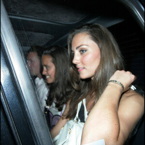 Kate Middleton quitte le club Boujis avec sa soeur Pippa Middleton, en 2007