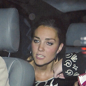 En 2007 pour Kate Middleton, c'est le drame : l'heure est à la rupture avec William. Le fils aîné du roi se réfugie dans un camp militaire du Dorset, Kate, elle, choisit de sortir. 
Kate Middleton et Pippa, à la sortie du Boujis Club de South Kensington