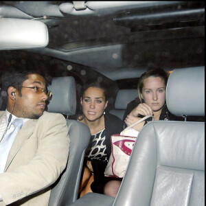 Kate Middleton rentre de soirée du club Boujis de Londres avec sa soeur Pippa Middleton et des amis, en 2007.