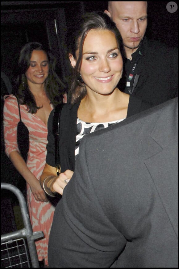 À ce moment, elle décide alors de faire la fête avec sa soeur Pippa Middleton et des amis.  "Kate était régulièrement photographiée au cours de ses nuits folles", lit-on. 
Kate Middleton et sa soeur Pippa entrent au club Boujis, à South-Kensington (Londres).