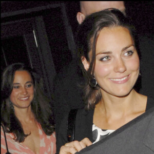 Kate Middleton sort du club Boujis de Londres après une soirée avec sa soeur Pippa Middleton et des amis, en 2007.