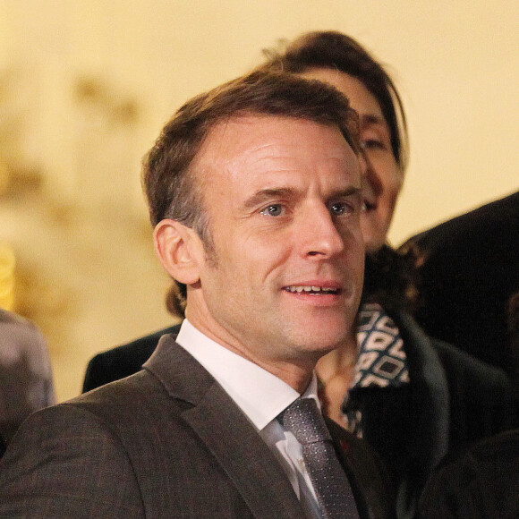 Emmanuel Macron - Le président Emmanuel Macron accueille l'équipe de France de handball féminin, championne du monde 2023, au palais de l'Elysée à Paris le 18 décembre 2023. © Jonathan Rebboah / Panoramic / Bestimage 