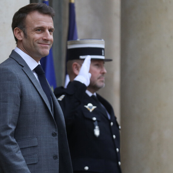 Le président de la République française Emmanuel Macron reçoit le Premier ministre de la République de Slovénie pour un déjeuner de travail au palais présidentiel de l'Elysée à Paris, France, le 13 décembre 2023. © Stéphane Lemouton/Bestimage 