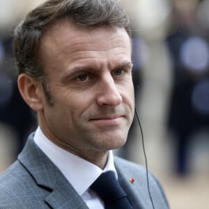 Le président de la République française Emmanuel Macron reçoit le Premier ministre de la République de Slovénie pour un déjeuner de travail au palais présidentiel de l'Elysée à Paris, France, le 13 décembre 2023. © Stéphane Lemouton/Bestimage 