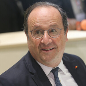 Dédicace de Francois Hollande au salon des Maires de France. Paris, le 21 novembre 2023.