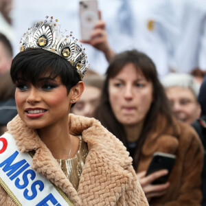 Eve Gilles, Miss France 2024, a défilé dans les rues de son village de Quaëdypre dans le Nord. Le 20 décembre 2023  