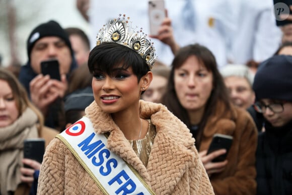 Eve Gilles, Miss France 2024, a défilé dans les rues de son village de Quaëdypre dans le Nord. Le 20 décembre 2023  