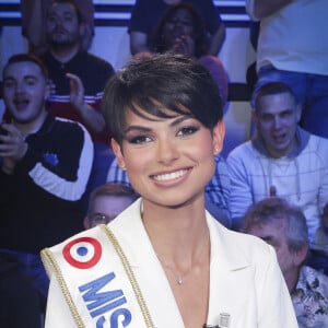 Exclusif - Eve Gilles (Miss France 2024) - Emission TPMP (Touche Pas à Mon Poste) présentée en direct par C.Hanouna et diffusée sur C8 le 19 décembre 2023. © Jack Tribeca / Bestimage