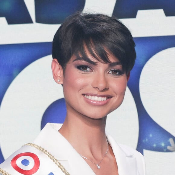 Elles étaient trente prétendantes au titre, et c'est finalement Eve Gilles qui a été élue Miss France.
Exclusif - Eve Gilles (Miss France) - Emission TPMP (Touche Pas à Mon Poste) présentée en direct par C.Hanouna et diffusée sur C8. © Jack Tribeca / Bestimage