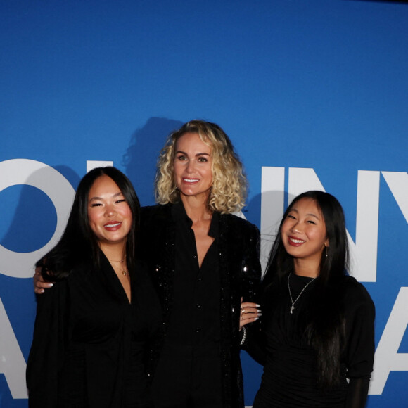 Laeticia Hallyday et ses filles Joy et Jade - Photocall du vernissage de l'exposition "Johnny Hallyday, l'exposition" au Palais des Expositions à Paris. Le 21 décembre 2023 © Dominique Jacovides / Bestimage