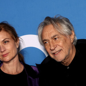 Richard Berry et sa femme Pascale Louange - Photocall du vernissage de l'exposition "Johnny Hallyday, l'exposition" au Palais des Expositions à Paris. Le 21 décembre 2023 © Dominique Jacovides / Bestimage