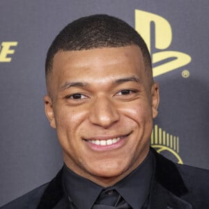 Kylian Mbappé - Photocall de la cérémonie du Ballon d'Or 2021 au Théâtre du Châtelet le 29 novembre 2021. © Cyril Moreau/Bestimage