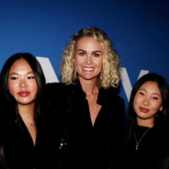 Laeticia Hallyday et ses filles Joy et Jade - Photocall du vernissage de l'exposition "Johnny Hallyday, l'exposition" au Palais des Expositions à Paris. Le 21 décembre 2023 © Dominique Jacovides / Bestimage