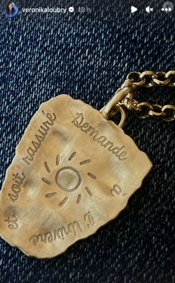  Veronika Loubry a aussi partagé le petit talisman en bois qu'elle porte sur lequel est gravé : "Demande à l'univers et soit rassuré".
Veronika Loubry sur Instagram
