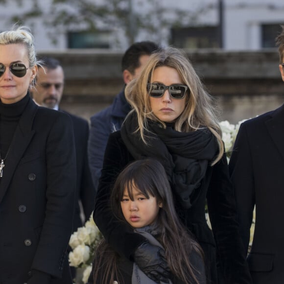 Laeticia Hallyday, ses filles Jade et Joy, Laura Smet et David Hallyday devant le cercueil de Johnny Hallyday - Arrivées des personnalités en l'église de La Madeleine pour les obsèques de Johnny Hallyday à Paris. Le 9 décembre 2017